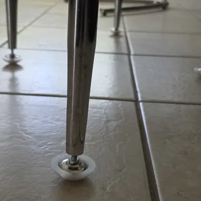 Miếng trượt giảm ma sát cho bàn cà phê trên sàn gạch