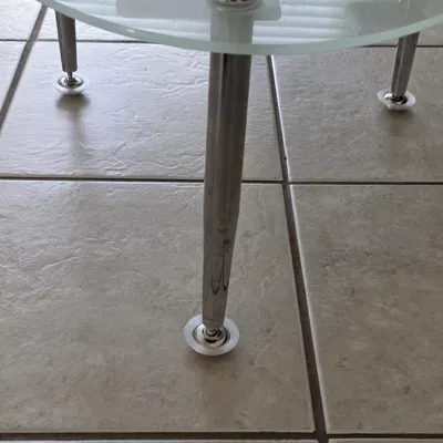 Miếng trượt giảm ma sát cho bàn cà phê trên sàn gạch