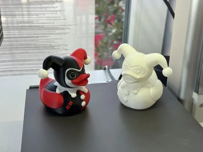 Mô hình chú vịt Harley Quinn độc đáo để bàn cho fan DC - Image 1