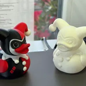 Mô hình chú vịt Harley Quinn độc đáo để bàn cho fan DC