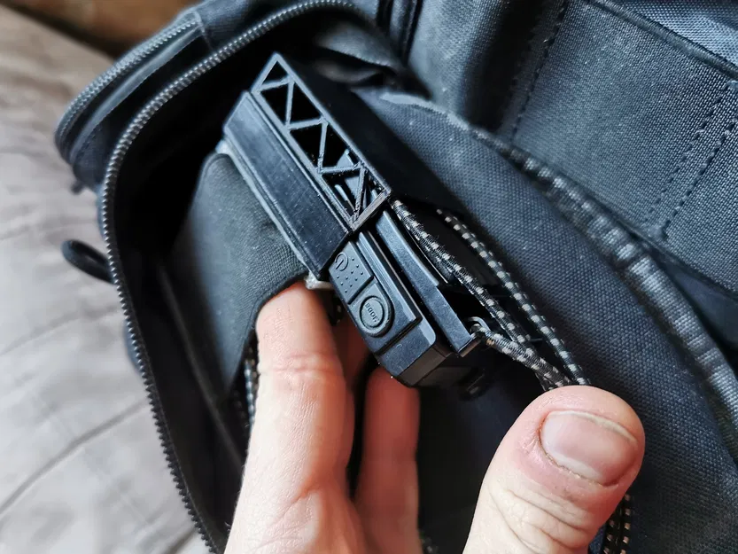 Hộp đựng và gá gắn đèn Nitecore Nu 25 cho balo và dây Molle - Image 2