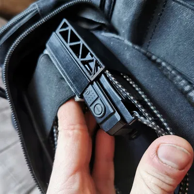 Hộp đựng và gá gắn đèn Nitecore Nu 25 cho balo và dây Molle