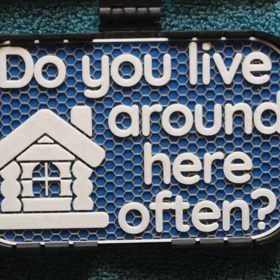 Bảng hiệu "Live here often?" (Bạn có hay quanh quẩn ở đây không?)