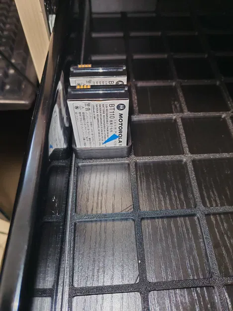 Khay lưu trữ pin Motorola TLK/SL Series hệ Gridfinity 1x1 - Image 2