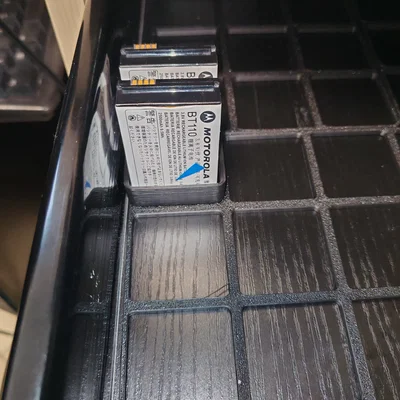 Khay lưu trữ pin Motorola TLK/SL Series hệ Gridfinity 1x1
