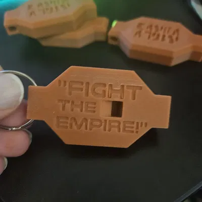 Móc khóa còi ICE mô phỏng Bia mộ Maarva trong phim Andor