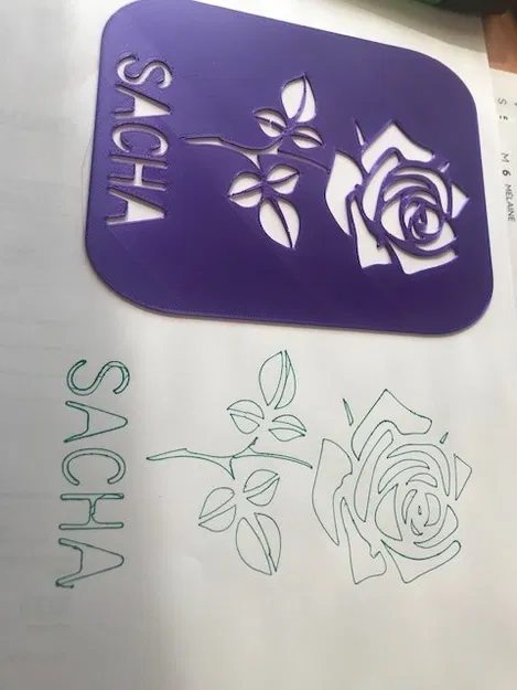 Pochoir hình hoa hồng kèm tên Sacha - Image 1