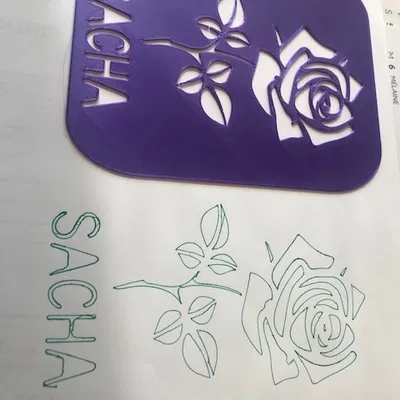 Pochoir hình hoa hồng kèm tên Sacha