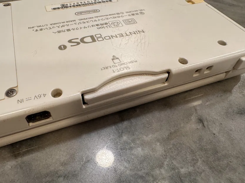 Nắp che bụi Stubby DS Cartridge bảo vệ khe game Nintendo DS - Image 1