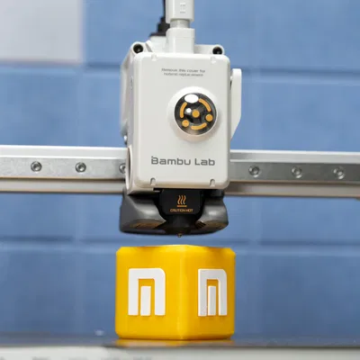 Khối vuông màu vàng Micro Center (kiểu Mario)