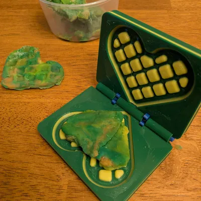 Waffle Hearts - Khuôn làm bánh trái tim bằng đất nặn cho bé mầm non