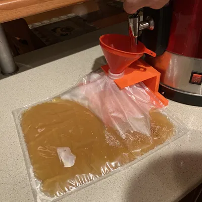 Giá đỡ chai nước táo (Apple Cider Bottle Holder)