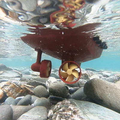 Tàu kéo RC với hệ thống đẩy xoay Azimuth hoạt động thực tế