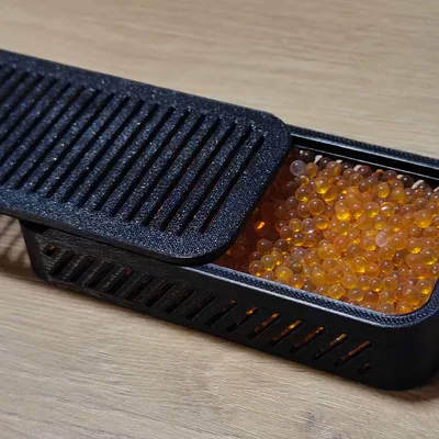 Hộp đựng hạt hút ẩm nhỏ gọn với thiết kế nắp trượt tiện lợi