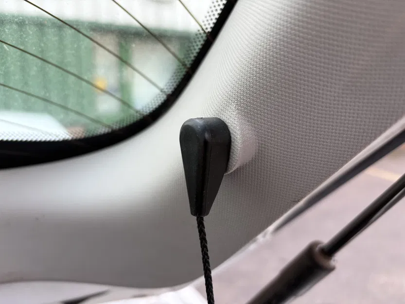 Nút chặn tấm che khoang hành lý xe Renault - Image 2