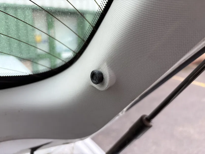 Nút chặn tấm che khoang hành lý xe Renault - Image 3