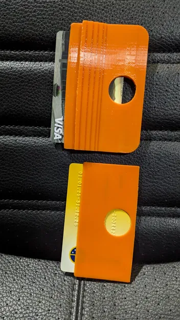 Dụng cụ cạo băng tuyết trên kính xe ô tô từ thẻ nhựa cũ - Image 1