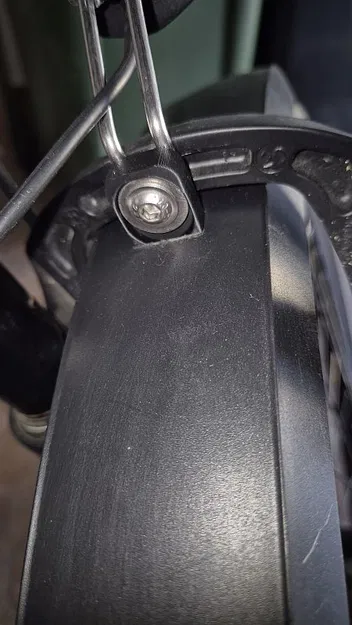 Bát giữ vè chắn bùn trước cho xe Cube Kathmandu - Image 1