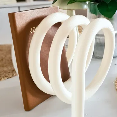 Kệ Đựng Tạp Chí Triple Arc – Giá Để Báo Phong Cách Tối Giản Hiện Đại