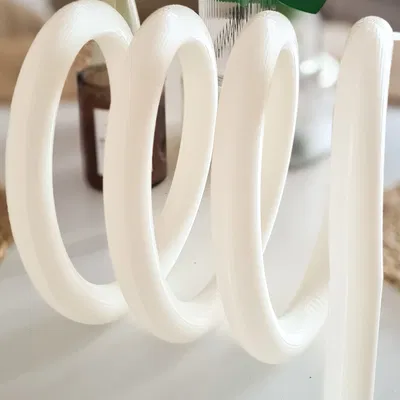 Kệ Đựng Tạp Chí Triple Arc – Giá Để Báo Phong Cách Tối Giản Hiện Đại