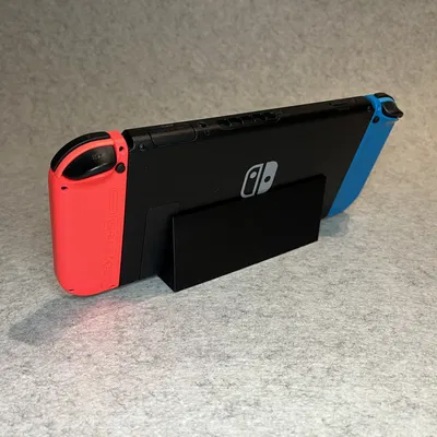 Đế dựng Nintendo Switch và khay đựng 11 băng game tiện lợi