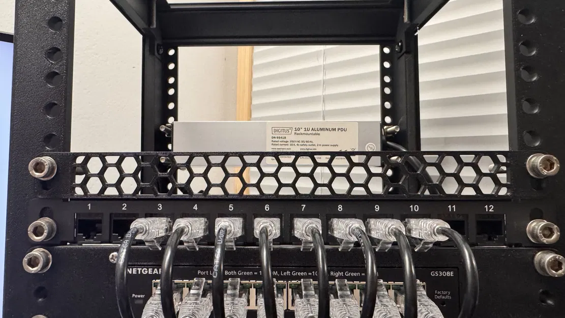 Tấm che tủ mạng 10 inch 0.5U (Blank Panel) họa tiết tổ ong - Image 2