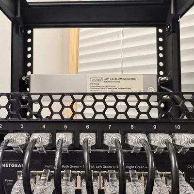 Tấm che tủ mạng 10 inch 0.5U (Blank Panel) họa tiết tổ ong