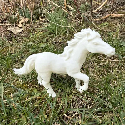 Mô hình ngựa Thoroughbred đang bước đi