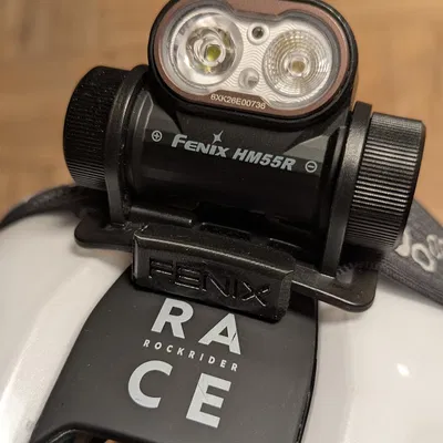 Ngàm gắn đèn pin đội đầu Fenix HM55R lên nón bảo hiểm