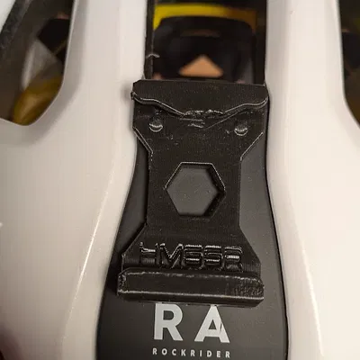 Ngàm gắn đèn pin đội đầu Fenix HM55R lên nón bảo hiểm