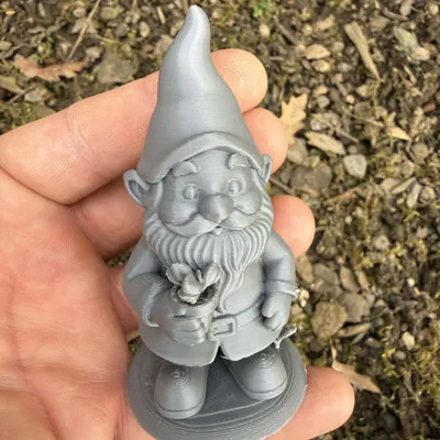 Garden Gnome with Tools (Chú lùn giữ vườn)