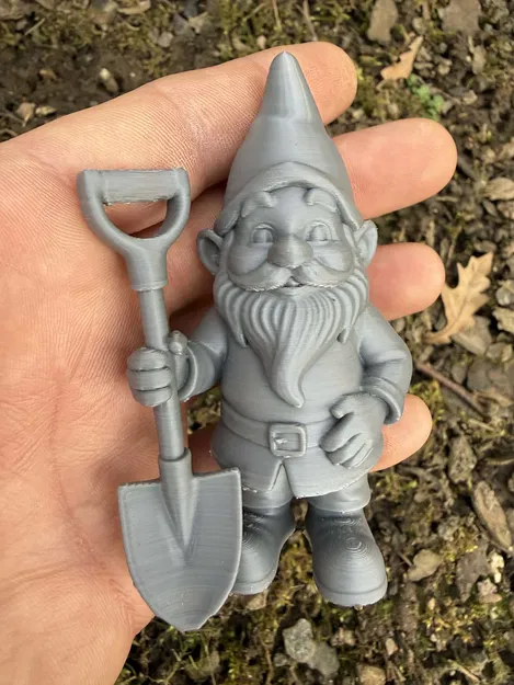Garden Gnome with Tools (Chú lùn giữ vườn) - Image 3