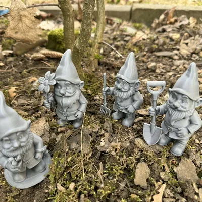 Garden Gnome with Tools (Chú lùn giữ vườn)