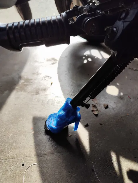 Giày cao gót trang trí chân chống xe máy cho bạn nữ - Image 1