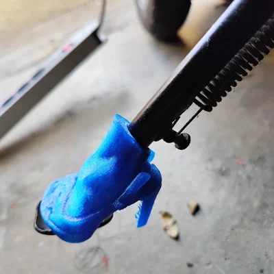 Giày cao gót trang trí chân chống xe máy cho bạn nữ