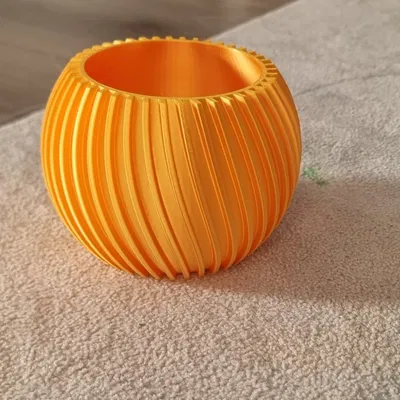 Bình hoa xoắn ốc Vector Twist