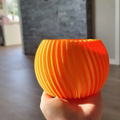 Bình hoa xoắn ốc Vector Twist