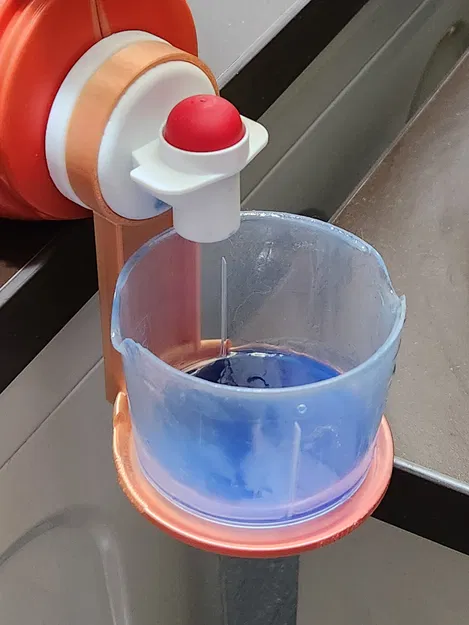 Giá đỡ cốc nước giặt - Dùng được cho bình Tide và Gain - Image 2