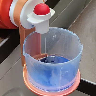 Giá đỡ cốc nước giặt - Dùng được cho bình Tide và Gain