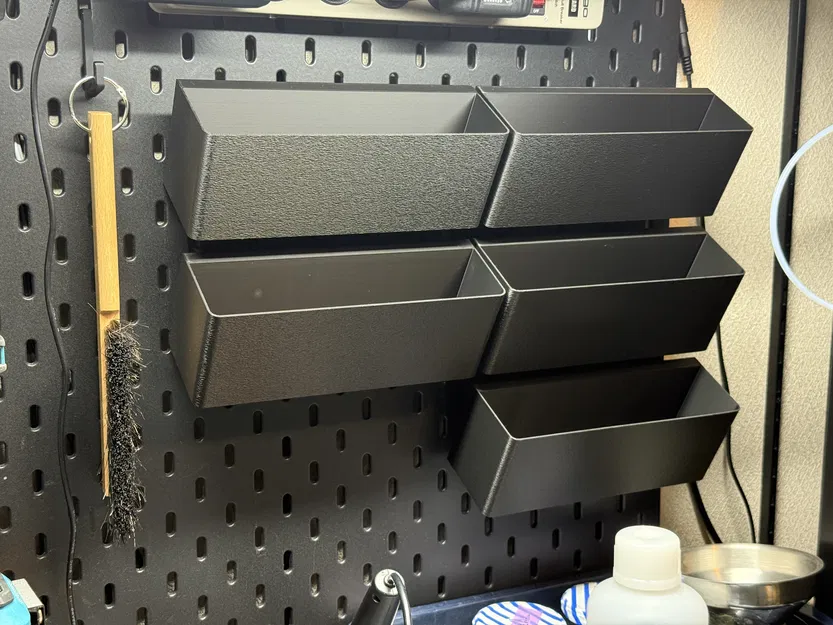 IKEA SKADIS Bin V2 198mm - Khay gắn bảng ghim bản khít, không cần hỗ trợ - Image 1