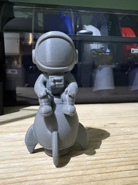 Mô hình 3D phi hành gia ngồi trên tên lửa cực đẹp - Image 2