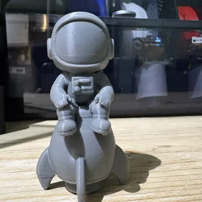 Mô hình 3D phi hành gia ngồi trên tên lửa cực đẹp