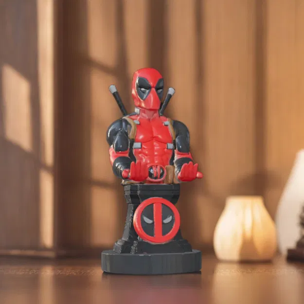 Mô hình Deadpool Holder: Giá đỡ điện thoại và tay cầm chơi game cực chất - Image 1