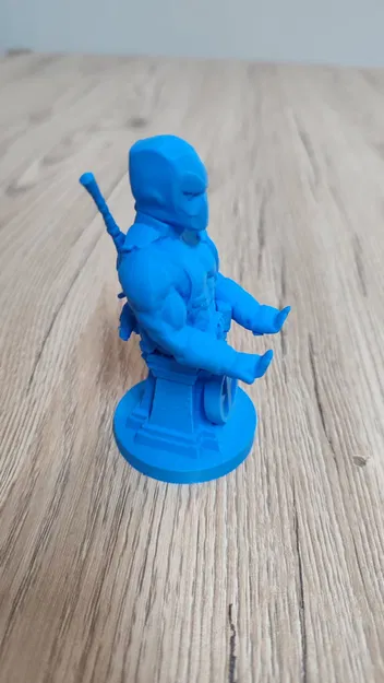 Mô hình Deadpool Holder: Giá đỡ điện thoại và tay cầm chơi game cực chất - Image 2