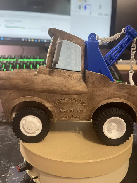 Mô hình xe hoạt hình – Xe kéo “Tow Mater” từ phim Cars - Image 11