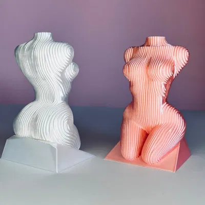 Tượng thiếu nữ họa tiết sọc trang trí nhà cửa