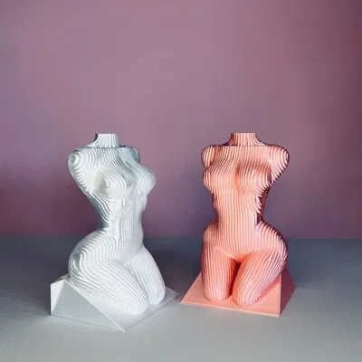 Tượng thiếu nữ họa tiết sọc trang trí nhà cửa