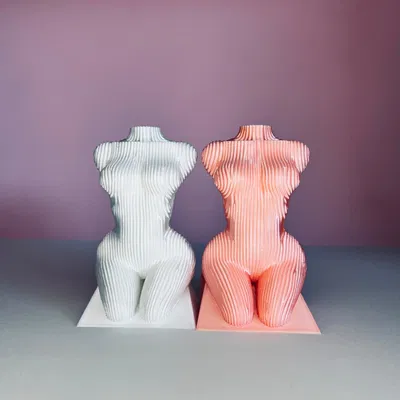 Tượng thiếu nữ họa tiết sọc trang trí nhà cửa