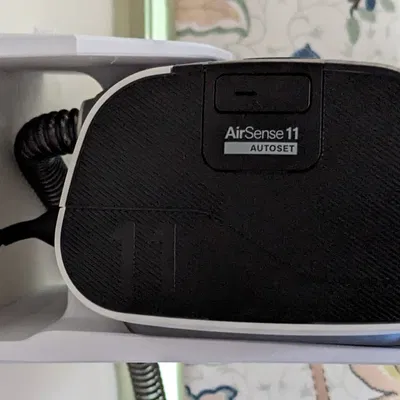 Giá treo tường cho máy trợ thở CPAP AirSense 11