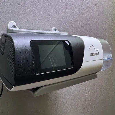 Giá treo tường ResMed AirSense 11 (Tương thích với miếng dán Command Strip)